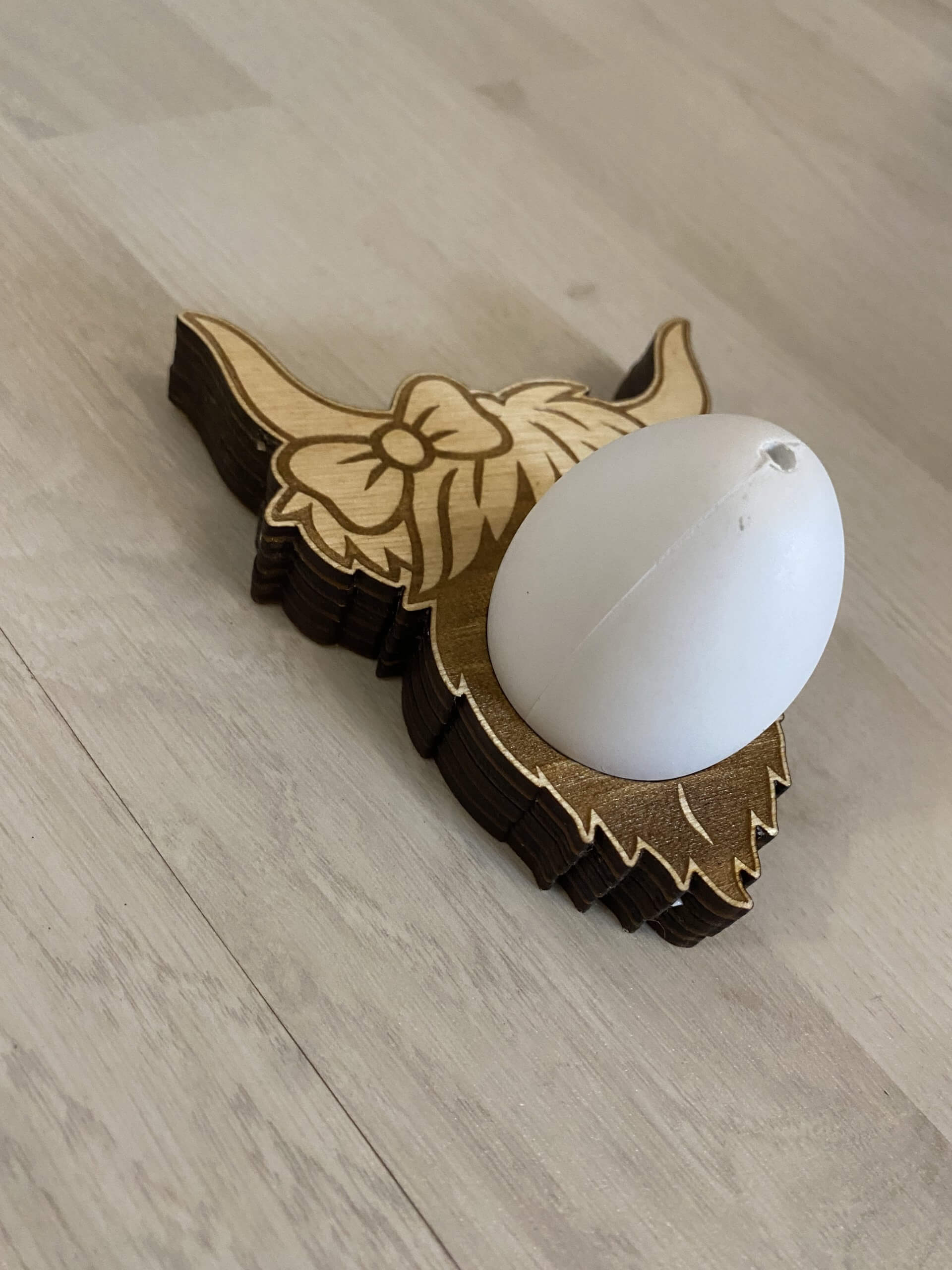 Eier- und LED-Teelichthalter im Stier-Design